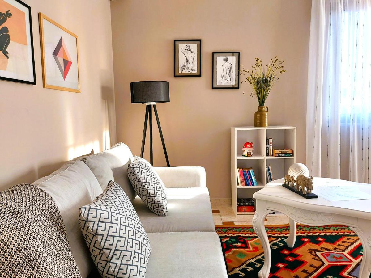 Apartment Cozy In The Heart Of Bllok Tirana
